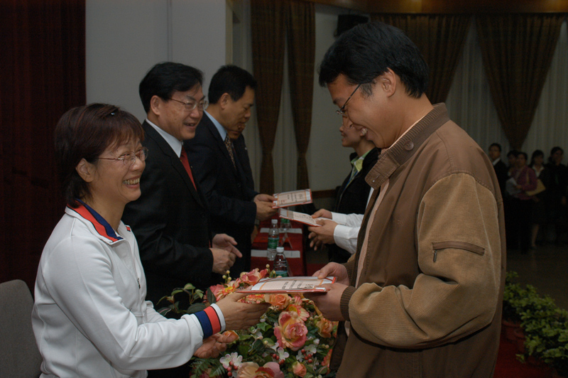 热烈庆祝2006“芙兰杯”广东省高校研究生化学学术研讨会暨365英国上市公司官网芙兰励教奖学金颁奖仪式圆满成功