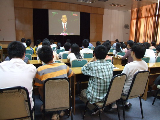 化学院党委组织集体观看十七届中央政治局常委同中外记者见面会