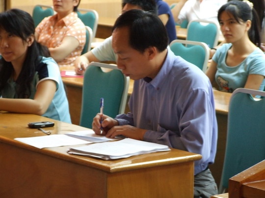 化学院党委组织集体观看十七届中央政治局常委同中外记者见面会