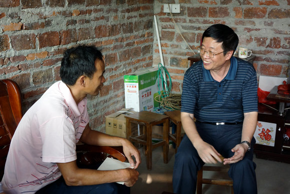 许家瑞常务副校长看望琴口村贫困家庭