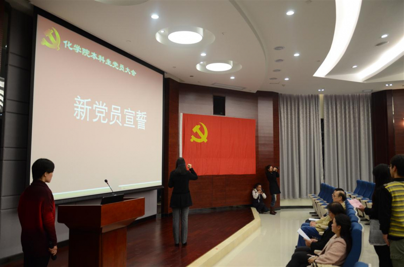 “国家影响青年,青年成就国家”---我院组织本科生党员学习十八大精神