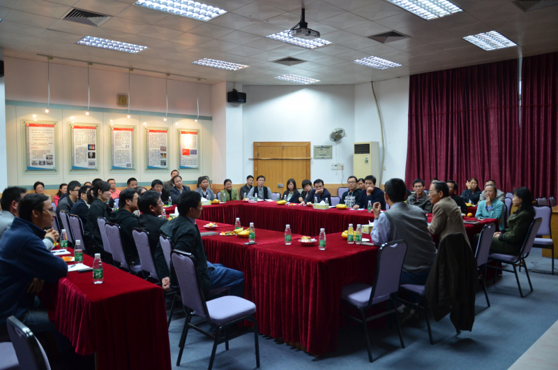 学院举行教师座谈会