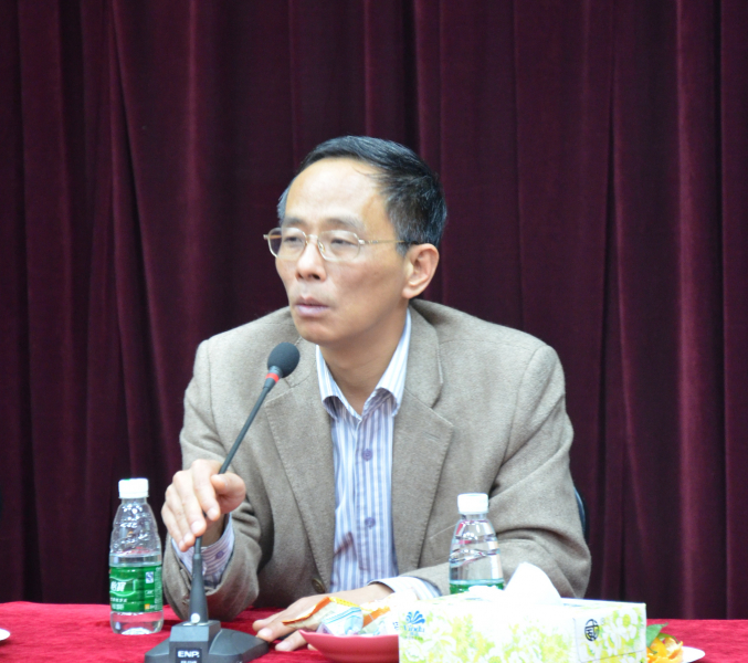 学院举行教师座谈会