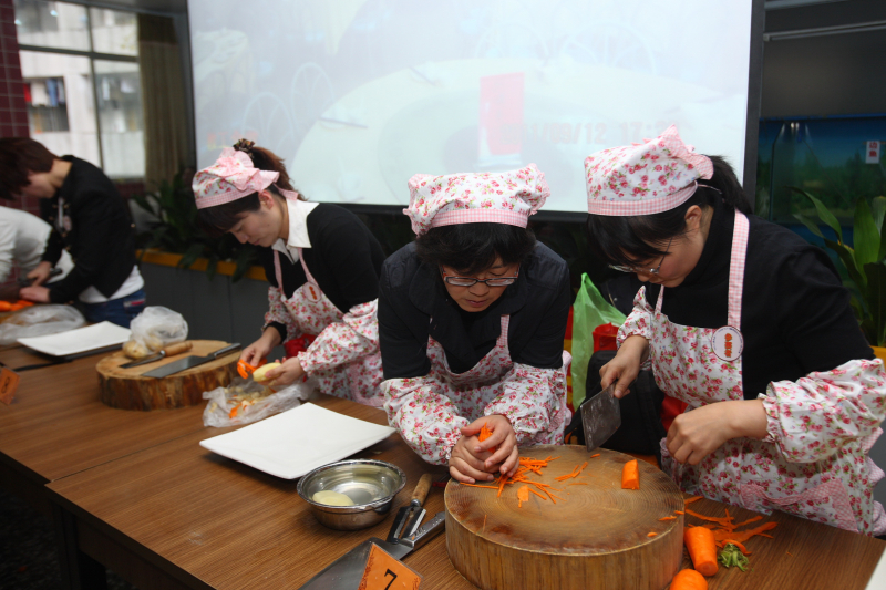 我院女教职工参加学校庆“三八”妇女节厨艺比赛获得佳绩