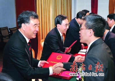 汪洋书记为我院毛宗万教授颁奖(本图源自《南方日报》)
