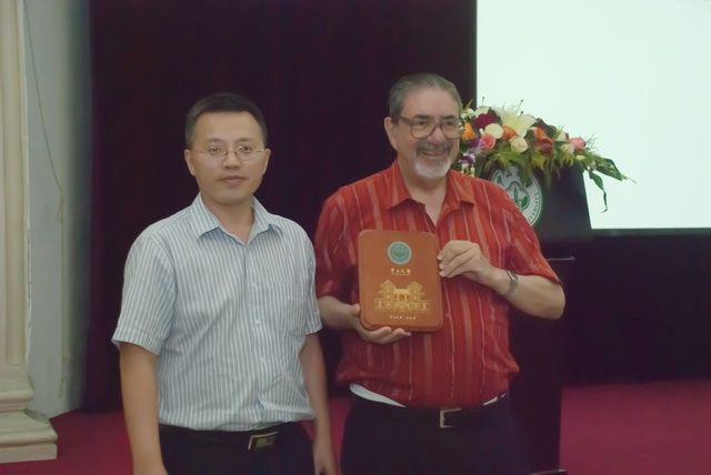 美国科学院院士Richard N. Zare教授应邀来我校开展学术大师论坛讲座