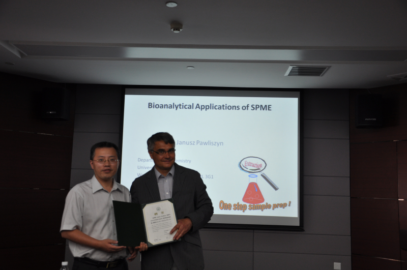 Janusz Pawliszyn院士受邀在我院开展固相微萃取学术报告会