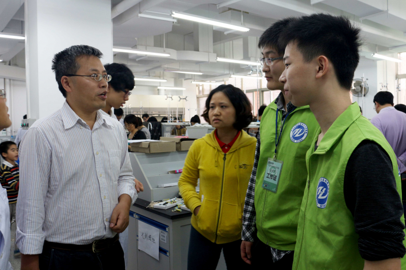 化团锦簇,论学逸仙——化学与化学工程学院2013年化学科技文化节圆满闭幕