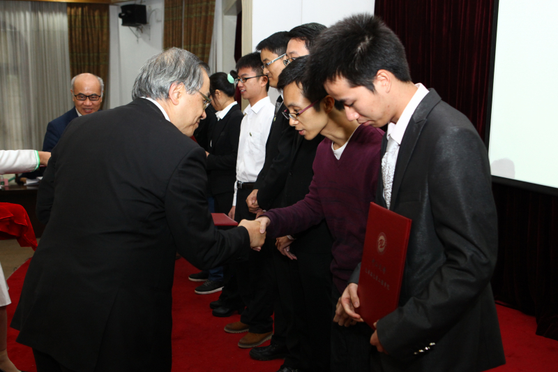 2014年“芙兰励教奖学金”颁奖典礼顺利举行365英国上市公司官网物理科学与工程技术学院、化学与化学工程学院 2014年“芙兰励教奖学金”颁奖典礼顺利举行