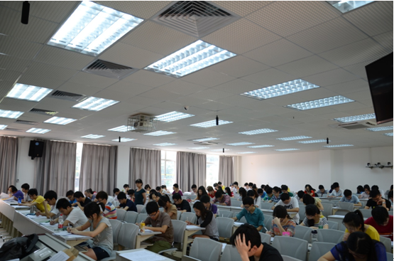 2014年365英国上市公司官网大学生化学实验竞赛理论考试顺利进行 
